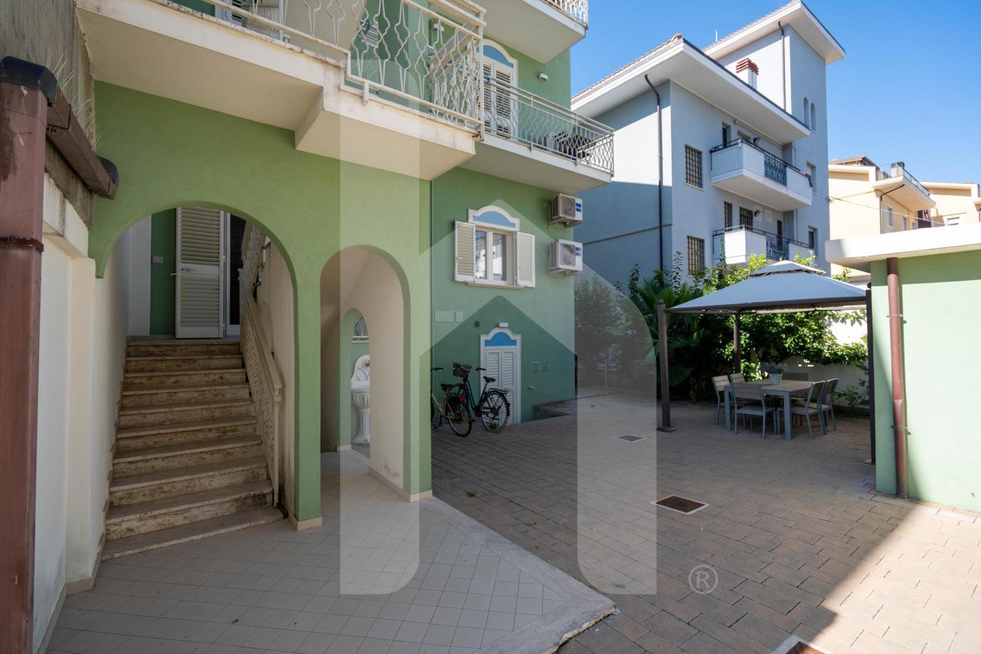 דירות פינטו Homiday - Residenza D'Annunzio מראה חיצוני תמונה